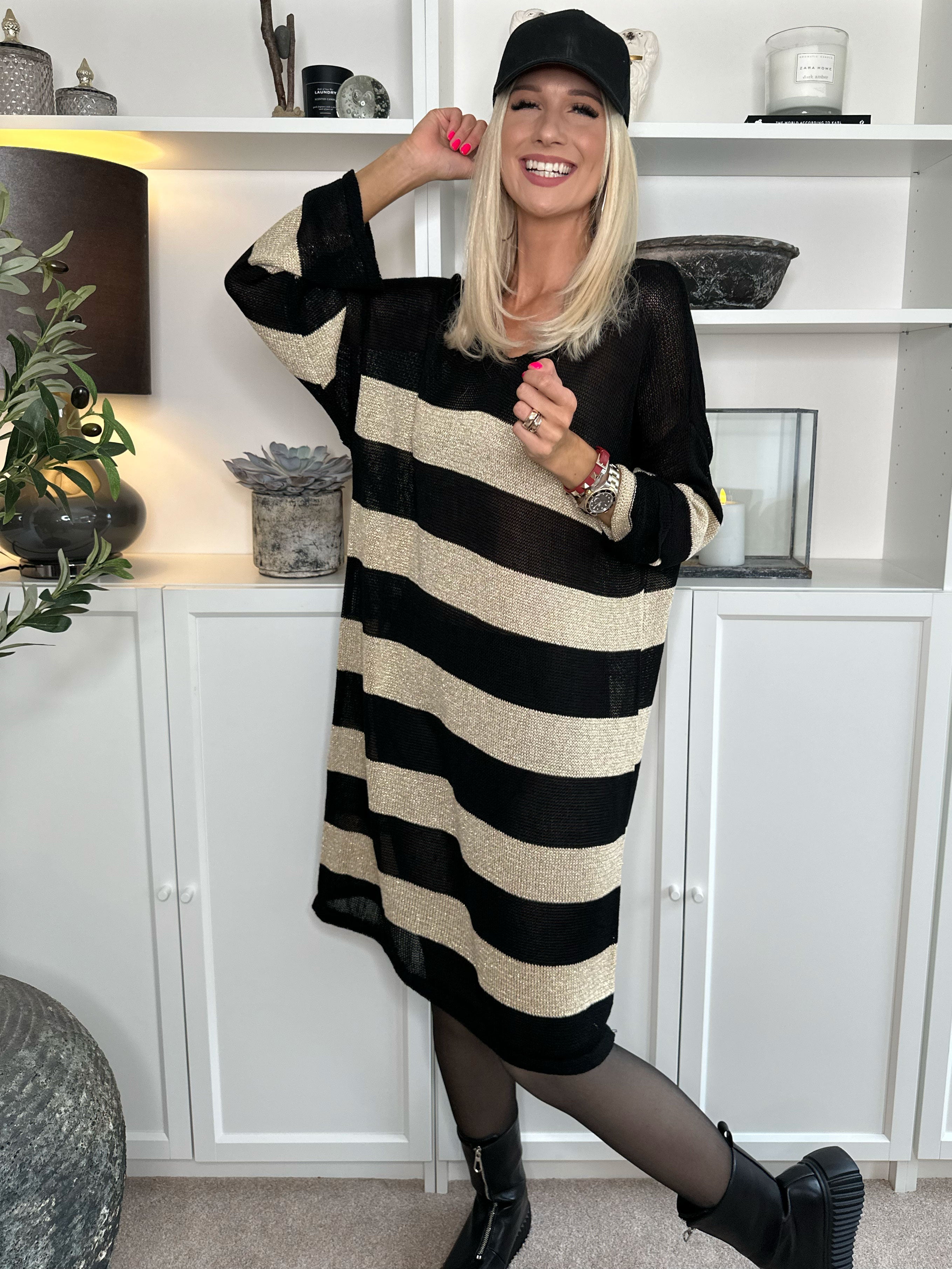 Dima Dress - Stickad klänning i viskos med guldränder och v-ringning